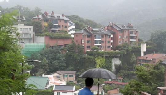 한 시민이 서울 종로구 빌라 밀집지역을 바라보고 있다. <연합뉴스>